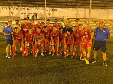 Convocatoria del LInares Deportivo B, con el trofeo de subcampeón