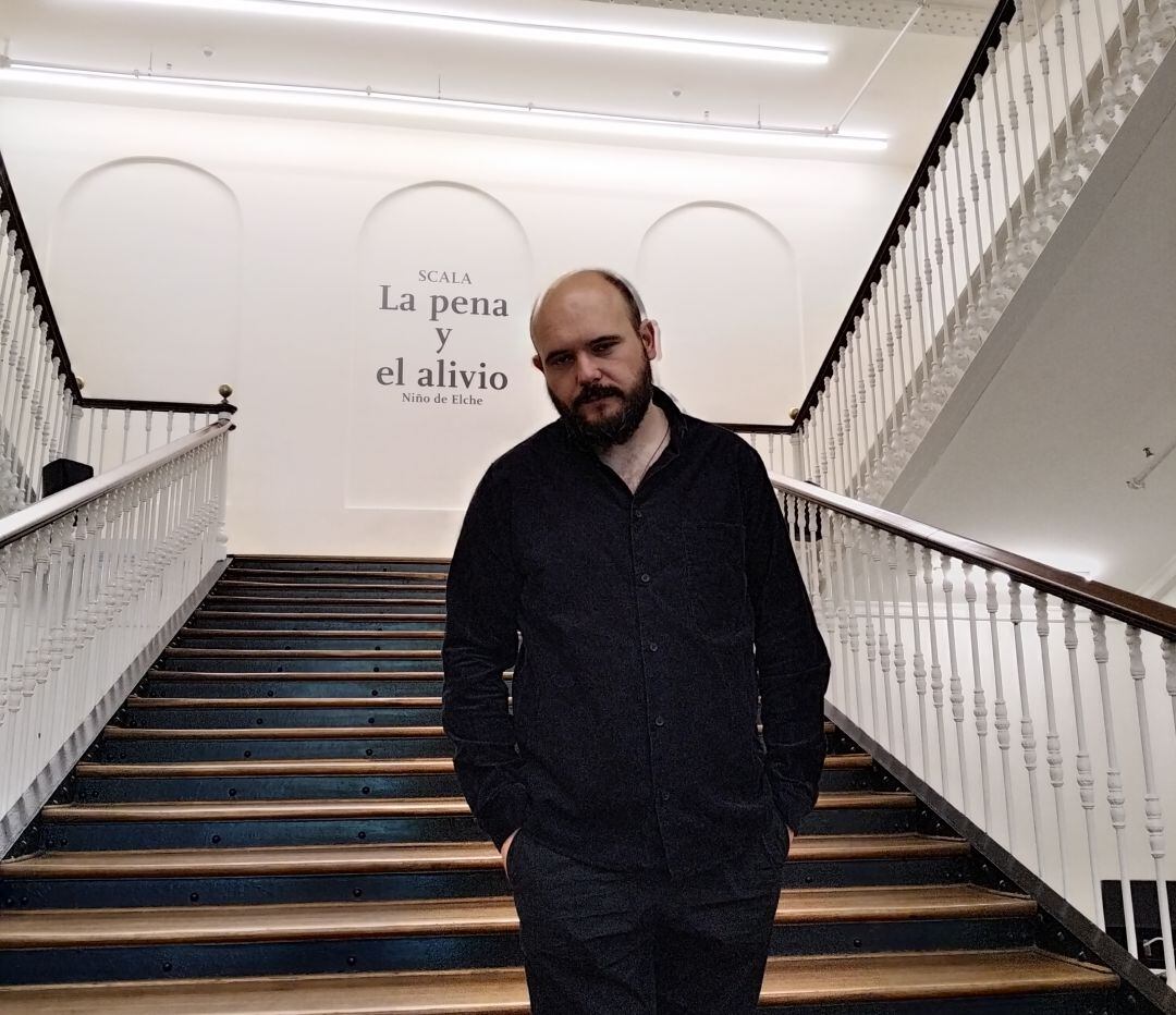 Niño de Elche en las escaleras del centro cultural 