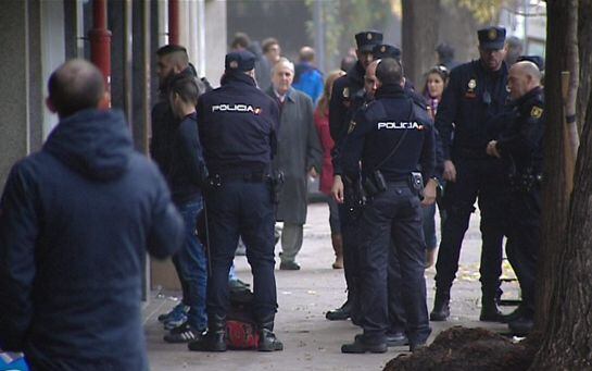 GRA233. MADRID, 30/11/2014.- Imagen de televisión de efectivos de la Policía Nacional con algunos de los quince detenidos en la reyerta en Madrid Río producida entre radicales del Deportivo de La Coruña y del Atlético por la que un seguidor del club galle