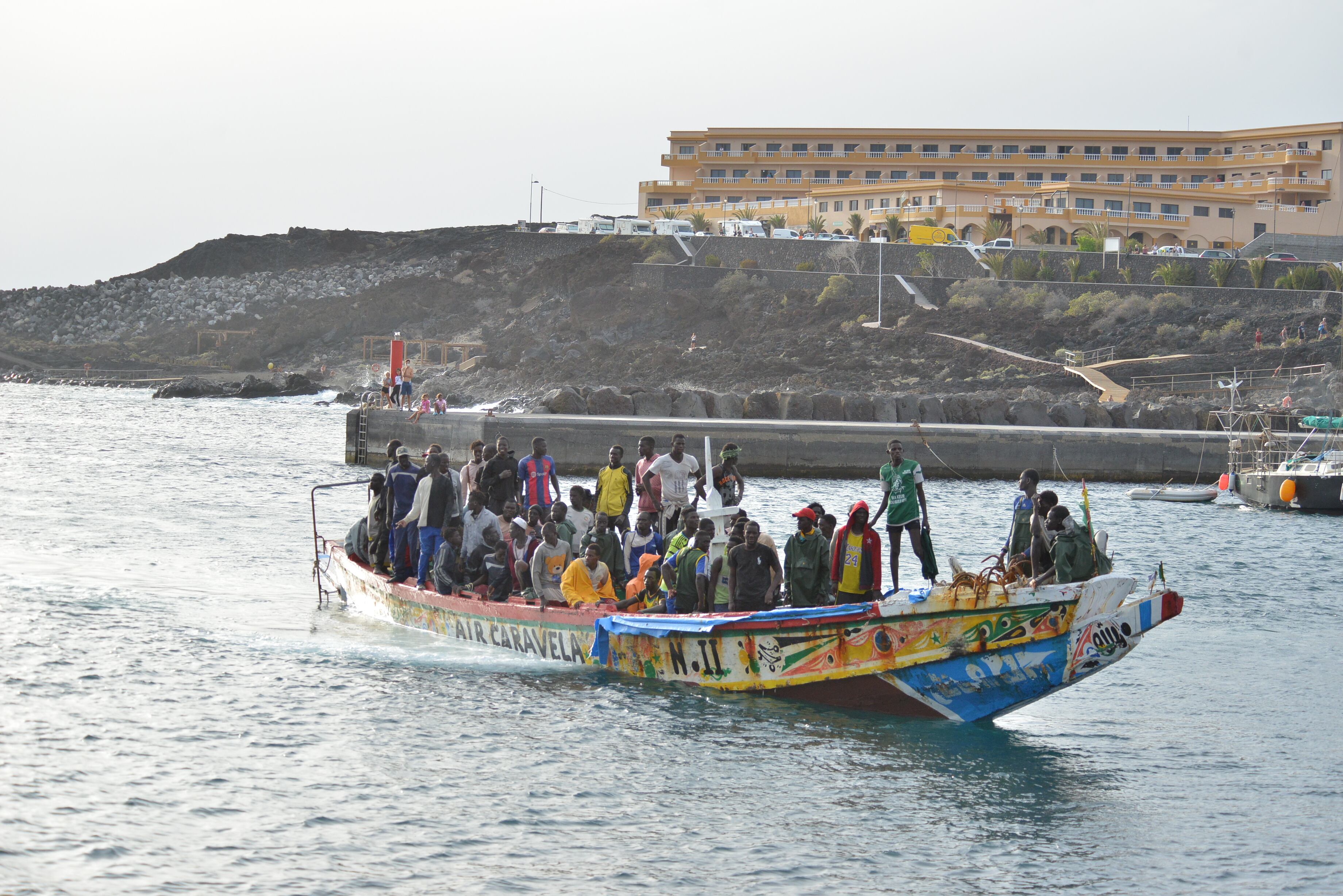 EL PINAR (EL HIERRO), 04/10/2023.- Fotografía del último de los cinco cayucos que han llegado este miércoles, a la isla de El Hierro (Islas Canarias), el último con 69 personas que fueron rescatados por la embarcación de Salvamento Marítimo Salvamar Adhara a 2,5 kilómetros del puerto de La Restinga en el municipio de El Pinar. EFE/Gelmert Finol
