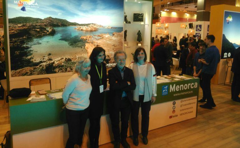 Maite Salord posa junto al director de cine Fernando Colomo y la responsable del Festival de Cine de Menorca, Inés Garrell.