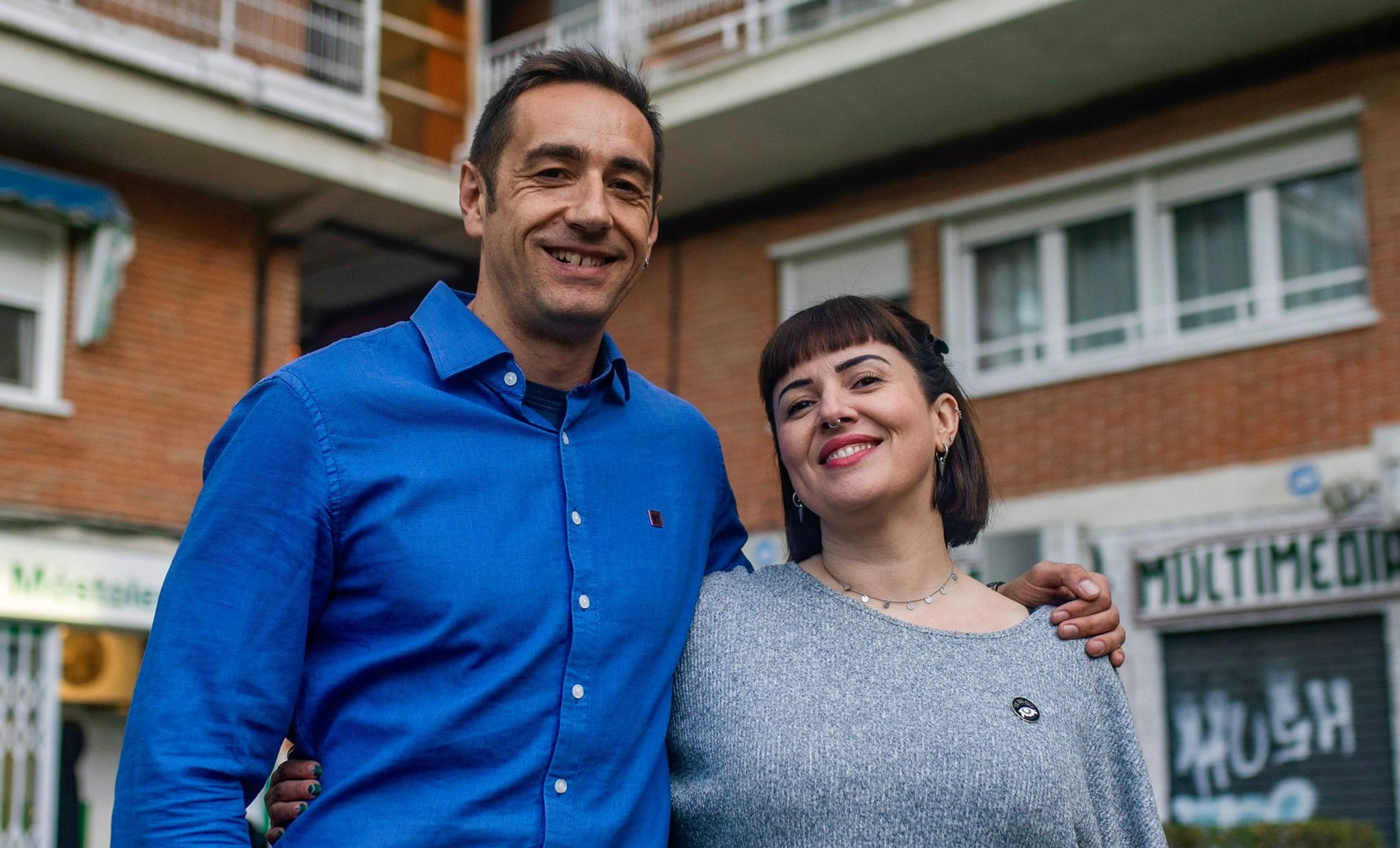 Emilio Delgado, candidato de Más Madrid Móstoles junto a la número dos de la candidatura, Ana Tejero