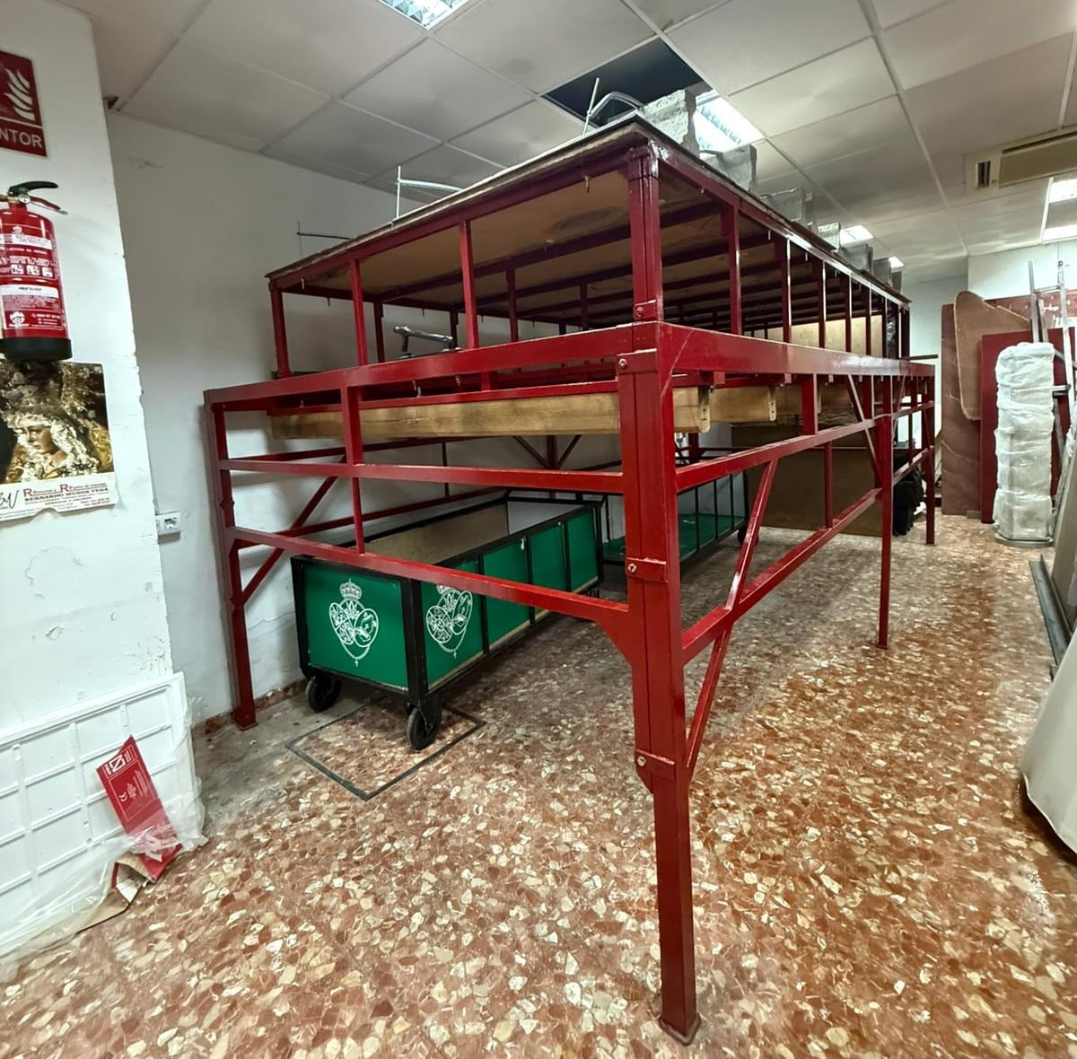 Antigua parihuela de ensayo del misterio de la Sentencia, donada a la Hermandad de Bendición y Esperanza del Polígono Sur