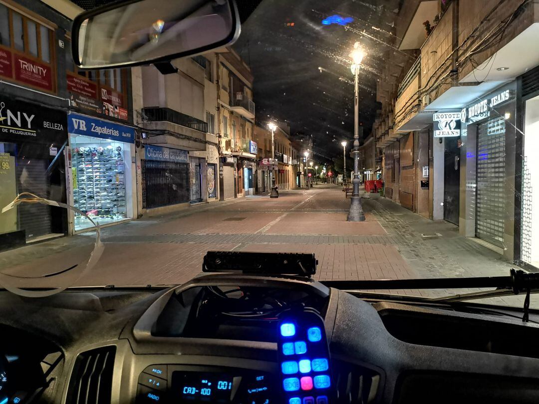 Un coche policial patrulla por la calle Madrid de Getafe.