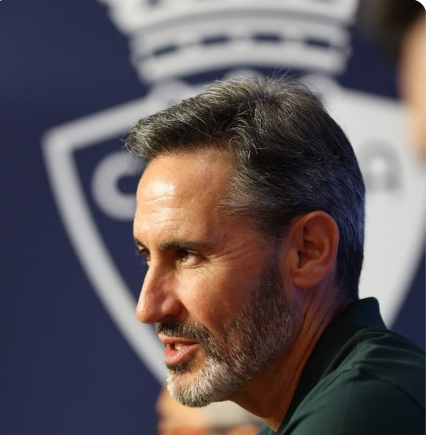 Vicente Moreno en su presentación con Osasuna en el Sadar