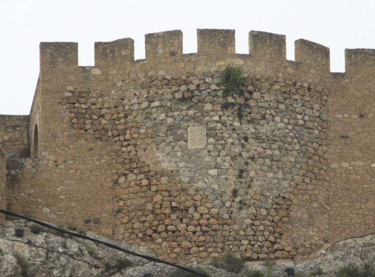 Humedades a la altura del escudo de la fortaleza de Sax 