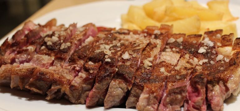 Si sobra algo, podemos quitar la grasa, cortarla en lonchas no muy gruesas y comerlas en un bocadillo.