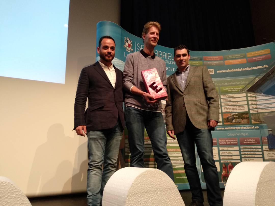El ganador de la VI edición del Premio Hermano Celestino, Daniel Camacho, entre los dos finalistas, David Rioja (izqda) y Jorge Bermejo (dcha)