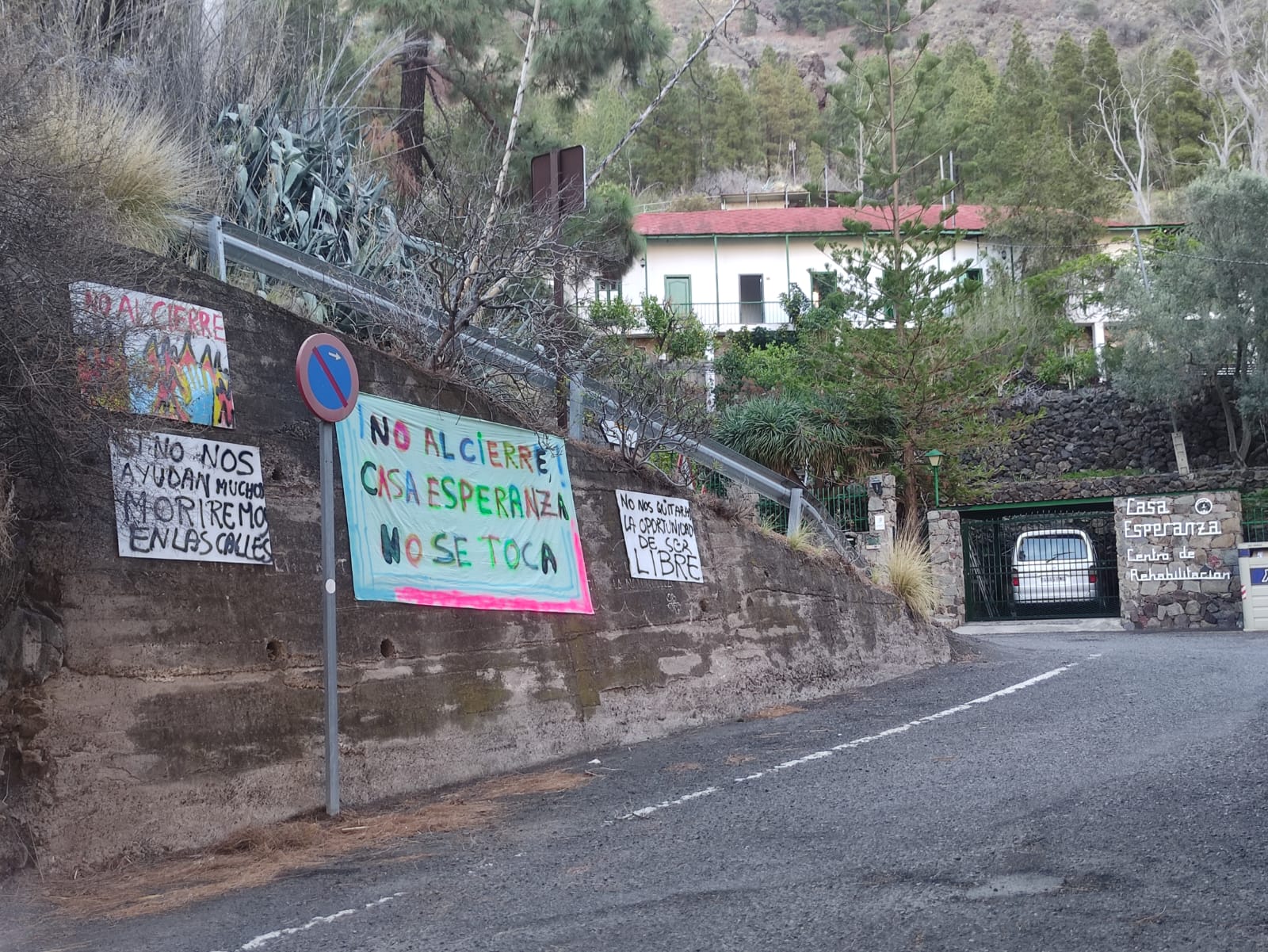 Los trabajadores han colgado carteles en la carretera de acceso a Casa Esperanza, en el Valle de Agaete.