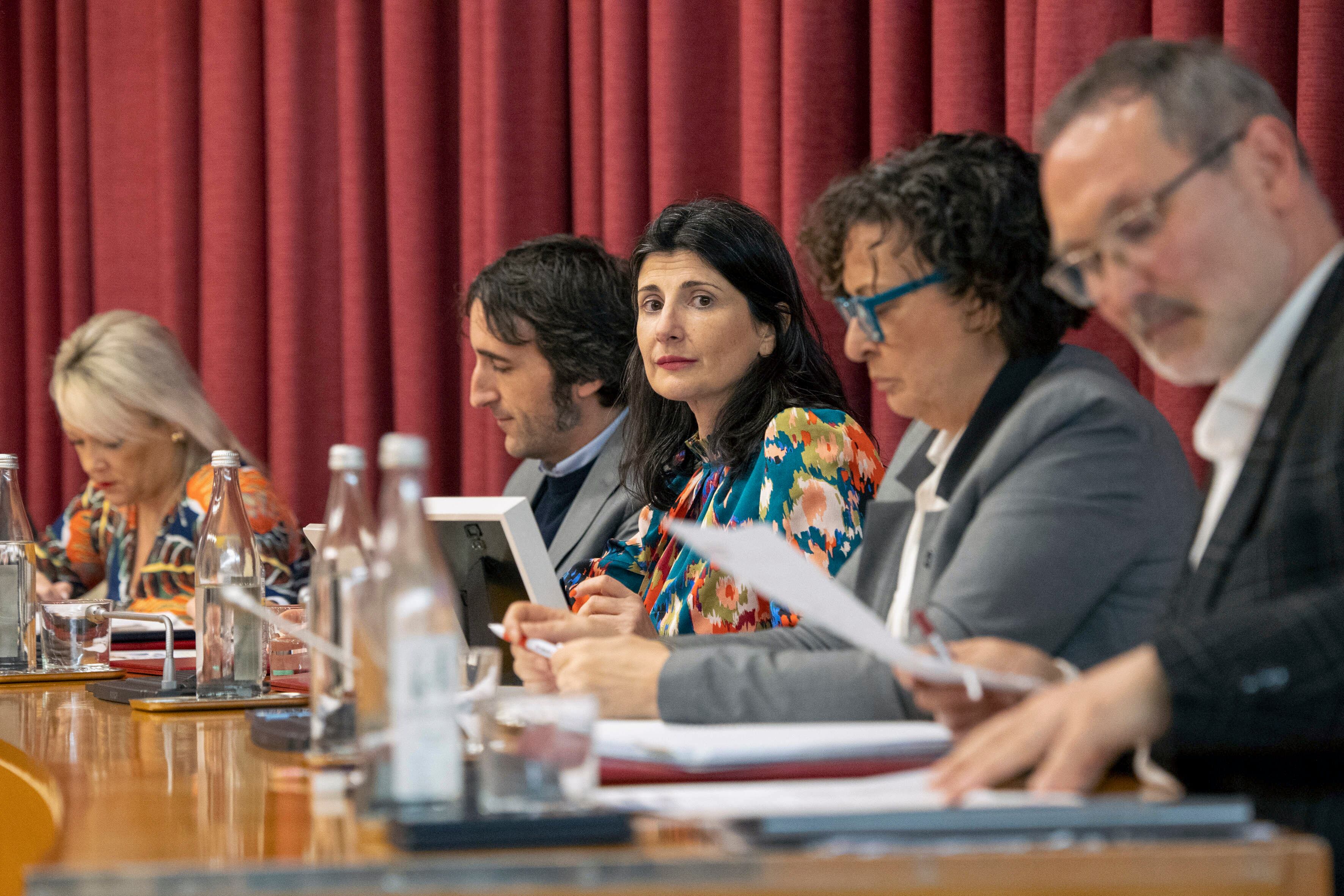 LOGROÑO, 03/04/2025.- La concejala de Logroño Eva Loza (3d) entra a la sesión de pleno del Ayuntamiento de Logroño, donde ha pasado -sin que se haya aclarado porqué- a tener su sitio asignado junto a los concejales de Podemos y Partido Riojano, lejos de donde estaba hasta ahora. La concejala de Logroño Eva Loza no ha aclarado si entregará su acta al PSOE, una vez que ha abandonado esta formación política, aunque considera que es algo propio de ella y no del partido. EFE/Raquel Manzanares
