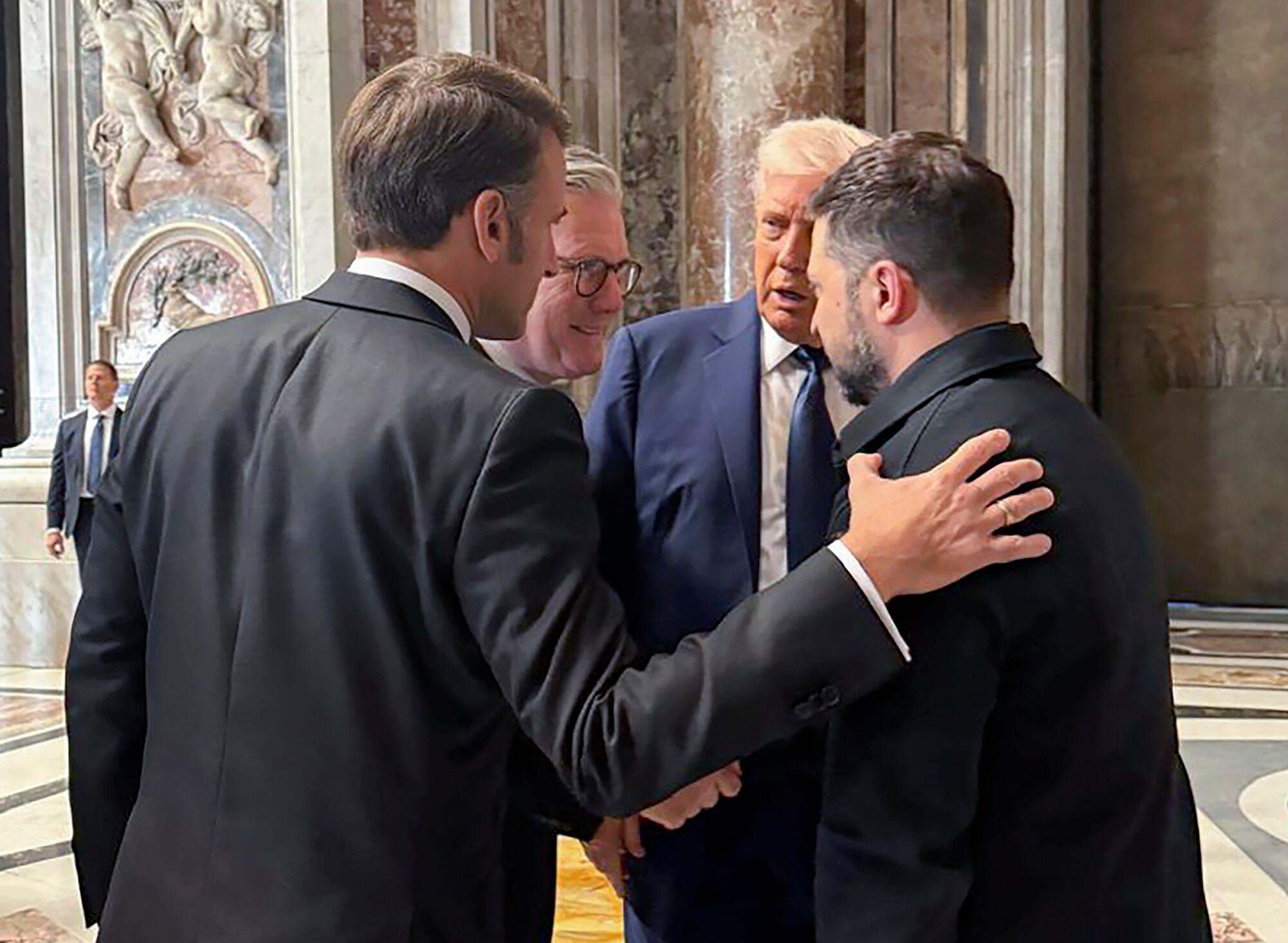 El primer ministro británico, Keir Starmer, el presidente francés, Emmanuel Macron, el presidente ucraniano, Volodímir Zelenski, y el presidente norteamericano, Donald Trump, mantienen un breve encuentro antes de la misa funeral del papa Francisco. EFE/EPA/PRESIDENTIAL PRESS SERVICE