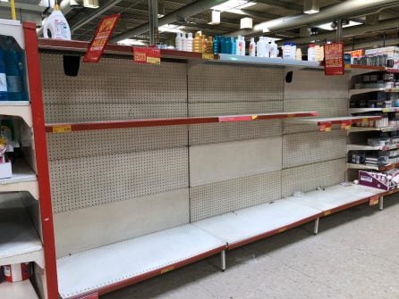 Los supermercados siguen quedándose sin existencias en sus estanterias ante las masivas compras que realizan los ciudadanos