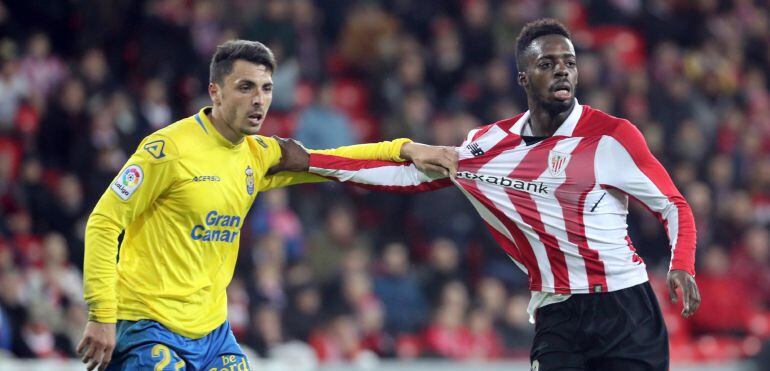 El delantero del Athletic de Bilbao, Iñaki Williams y el defensa de la UD Las Palmas, Ximo Navarro