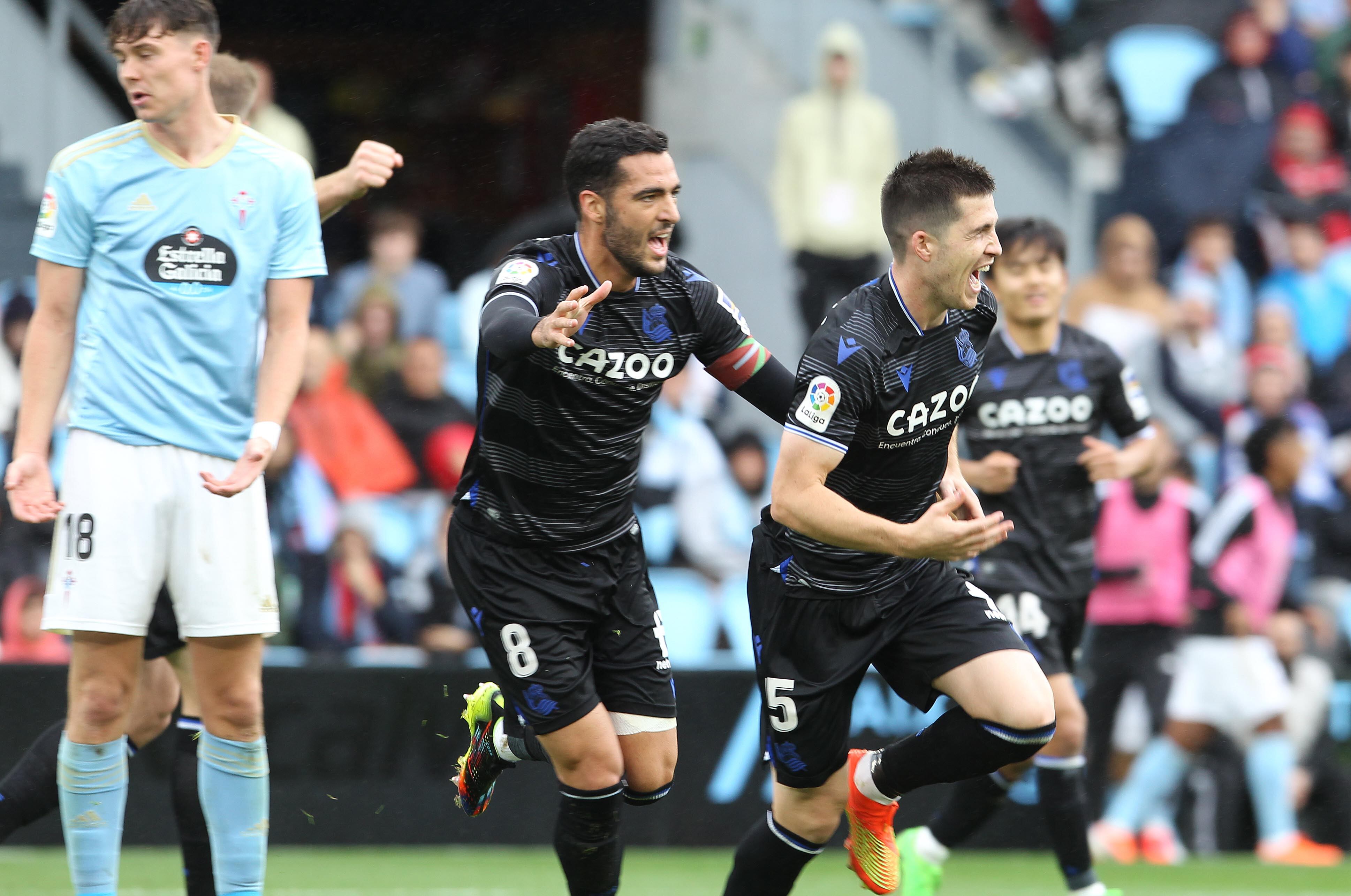 VIGO, 16/10/2022.- El defensa de la Real Sociedad Zubeldia (d) celebra su gol ante el Celta de Vigo, el segundo del equipo, durante el partido de la jornada 9 de LaLiga Santander celebrado este domingo en el estadio Balaídos de Vigo. EFE / Salvador Sas