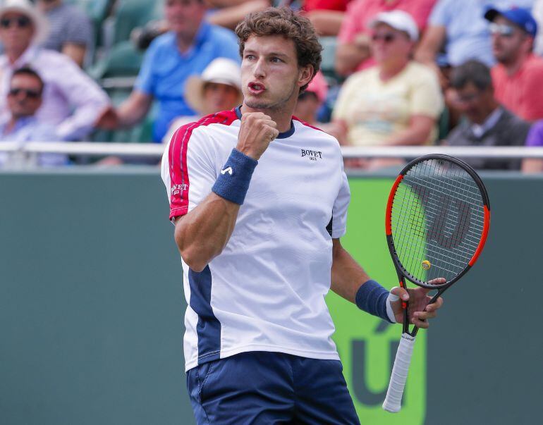 El tenista español Pablo Carreño Busta contra su compatriota Fernando Verdasco durante un partido de la cuarta jornada del Abierto de Tenis de Miami en Cayo Vizcaíno en Miami (Estados Unidos).