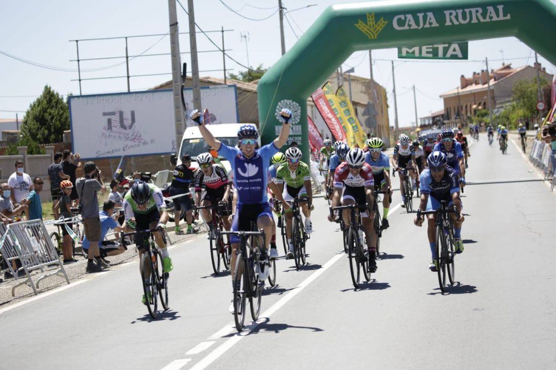 Alex Ruiz, entrando vencedor en la meta de Roales