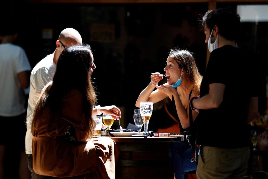 Clientes consumiendo en la terraza de un bar