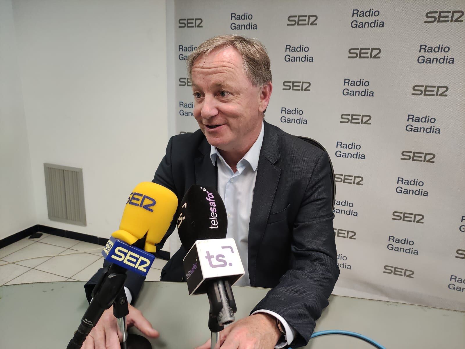 Juan Carlos Moragues durante una entrevista en los estudios de Radio Gandia.