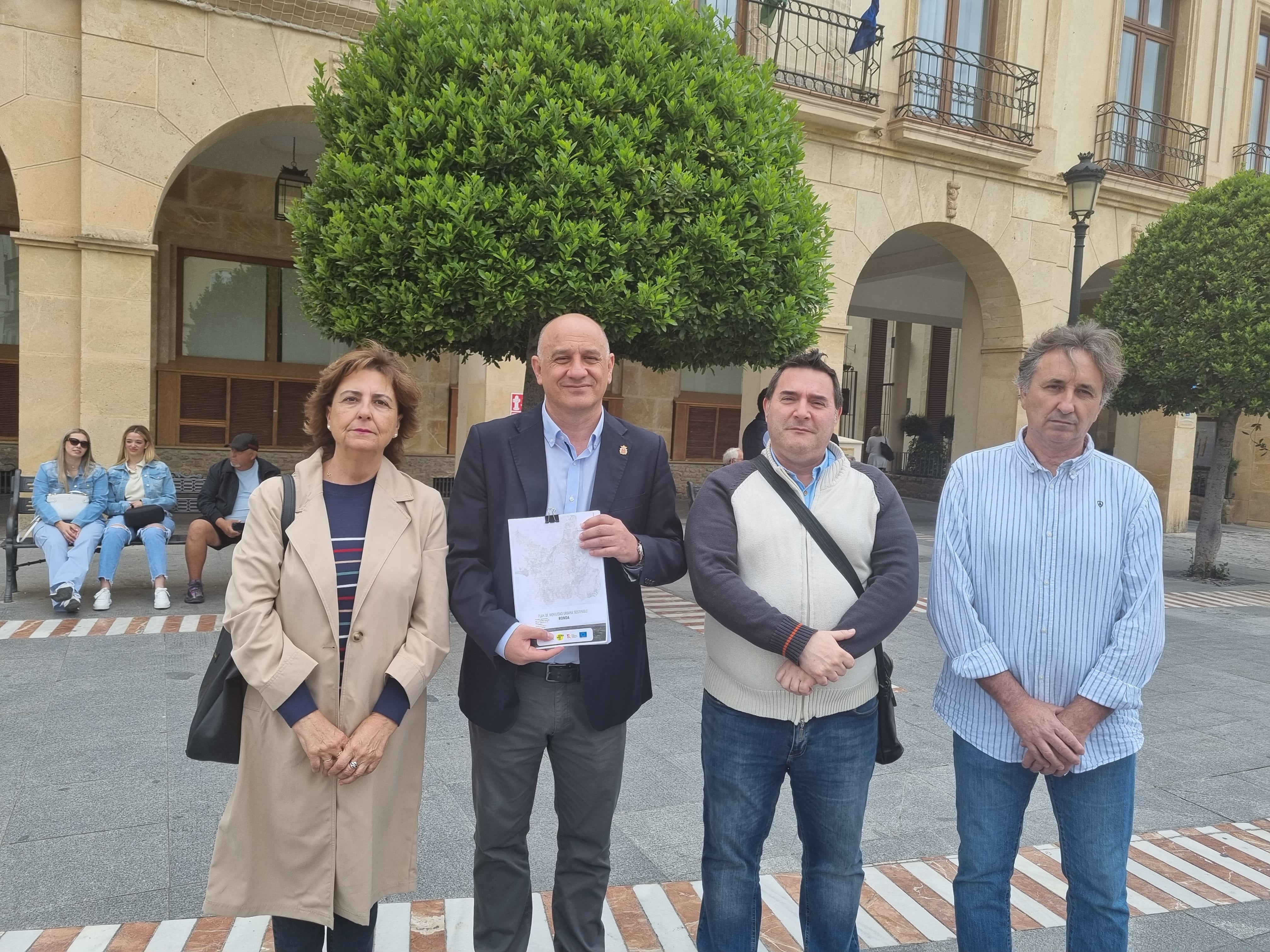 Varios componentes de la Agrupación Municipal Socialista este lunes en plaza de España