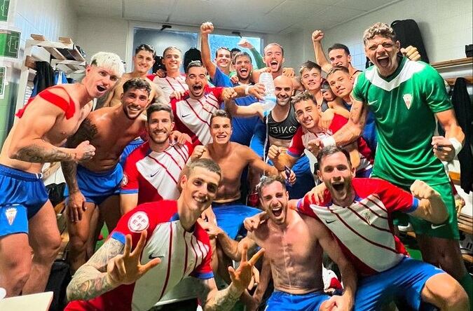 La plantilla celebra el triunfo