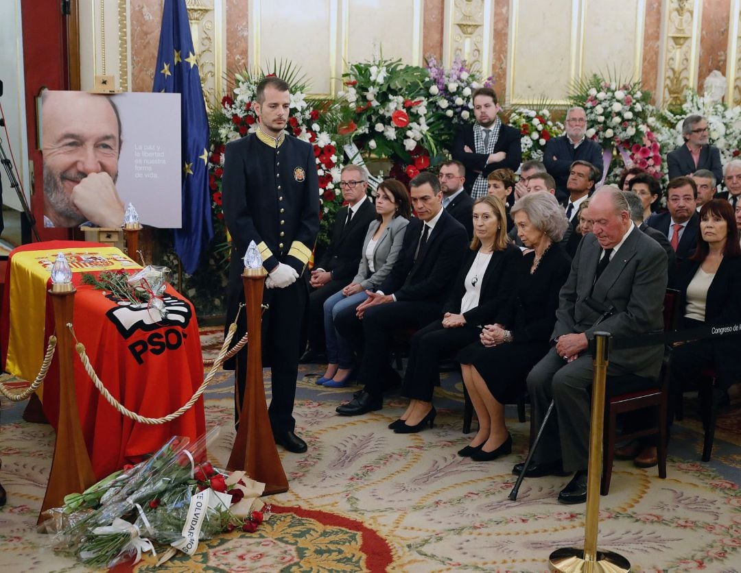 Los reyes eméritos Juan Carlos y Sofía, en la capilla ardiente del exvicepresidente del Gobierno Alfredo Pérez Rubalcaba, instalada en el Congreso de los Diputados.