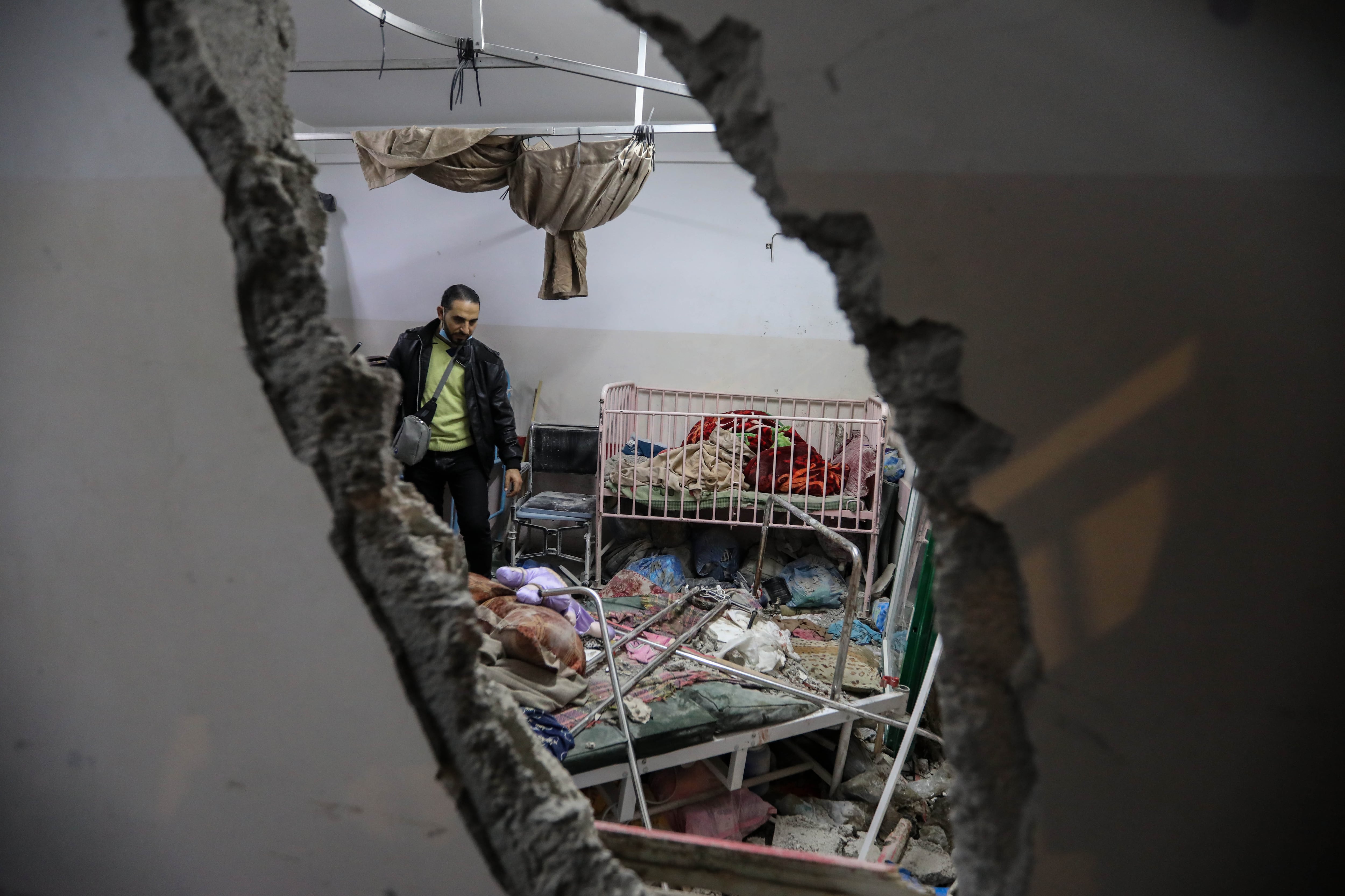 Imagen del hospital Nasser tras los ataque del pasado mes de diciembre. (Photo by Ahmad Hasaballah/Getty Images)