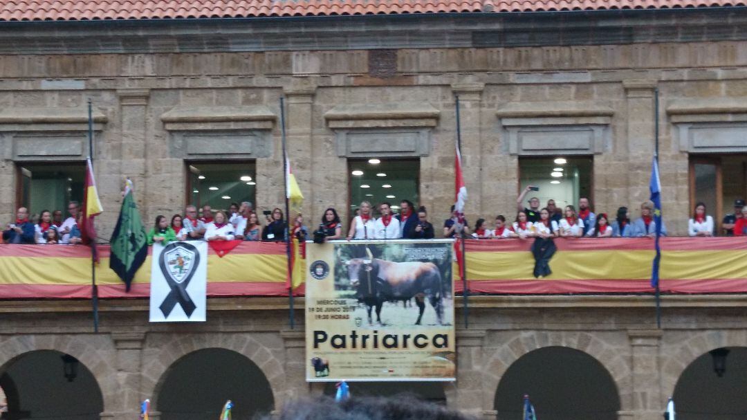 El alcalde de Benavente, Luciano Huerga se dirige a los peñistas en la Plaza Mayor de Benavente