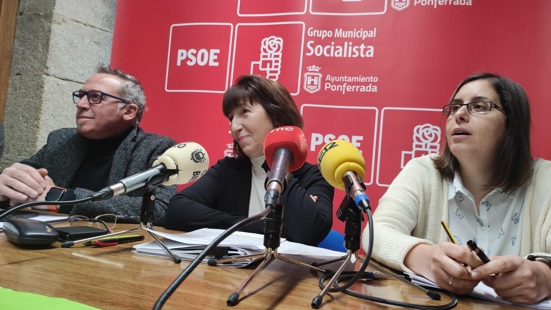 De izq. a dcha. los concejales del PSOE, José Antonio Cartón, Mabel Fernández y Silvia Blanco