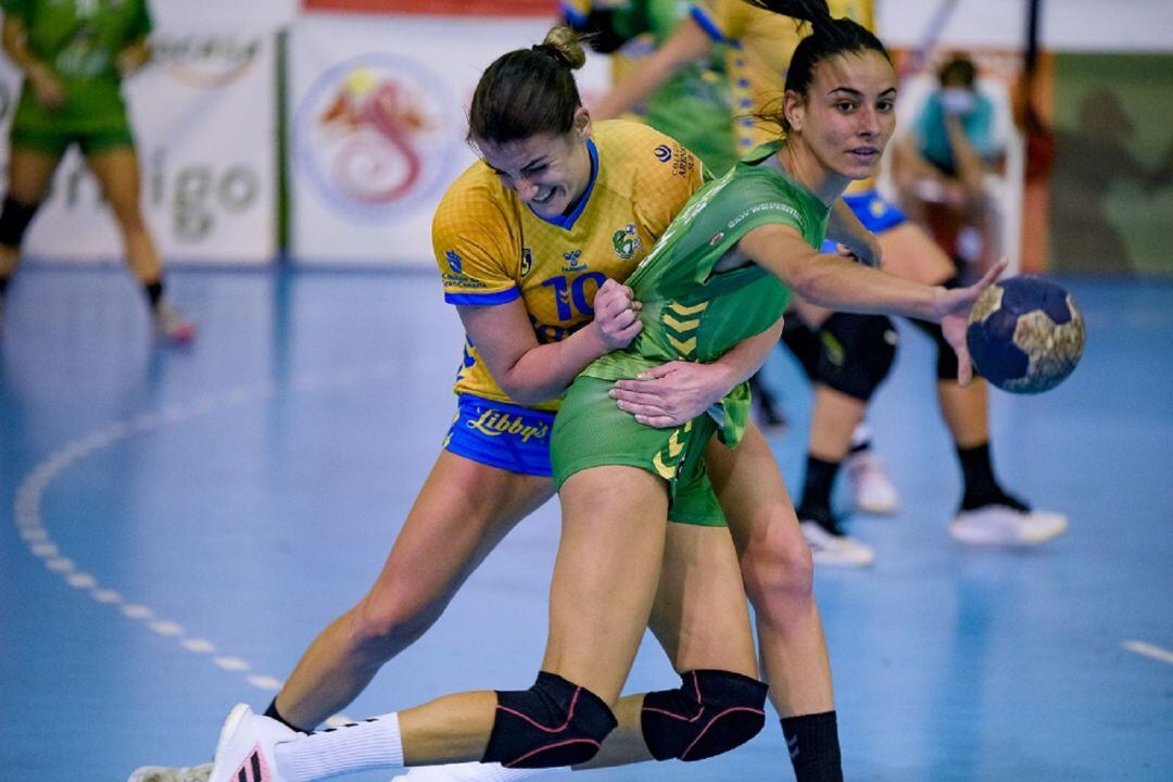 Jugadoras de ambos equipos peleando por el balón.