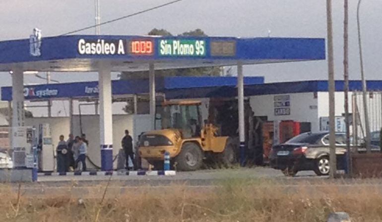 imagen del alunizaje realizado con una excavadora en una gasolinera de Consuegra, en Toledo