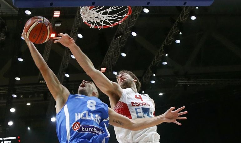 Pau Gasol defiende una acción ante Nick Calathes.