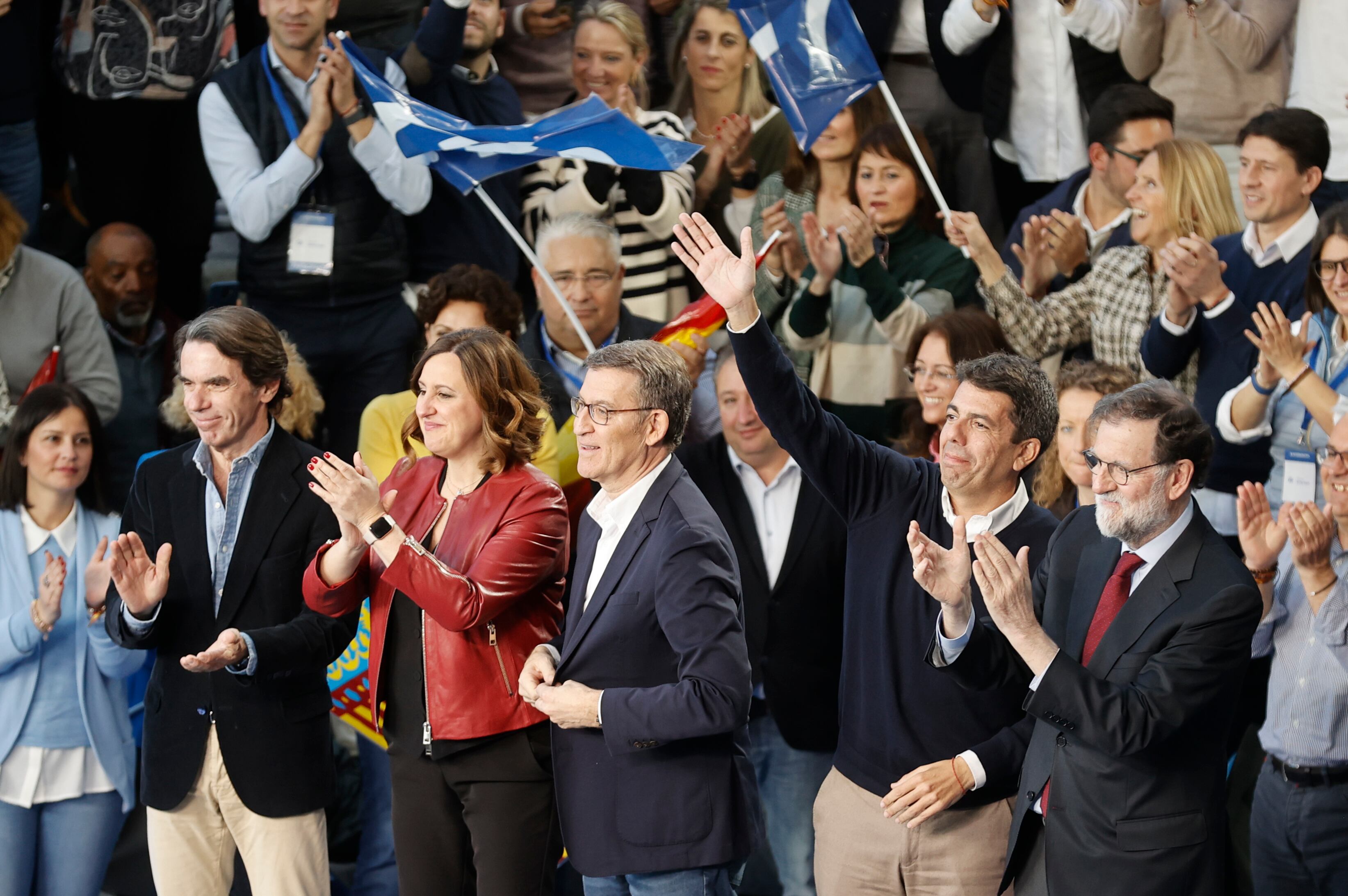 El líder del PP, Alberto Núñez Feijóo, acompañado por los expresidentes José María Aznar y Mariano Rajoy, y los candidatos a la Alcaldía de Valencia y a la Generalitat Valenciana, María José Catalá y Carlos Mazón, en la clausura de la 26 Intermunicipal del PP