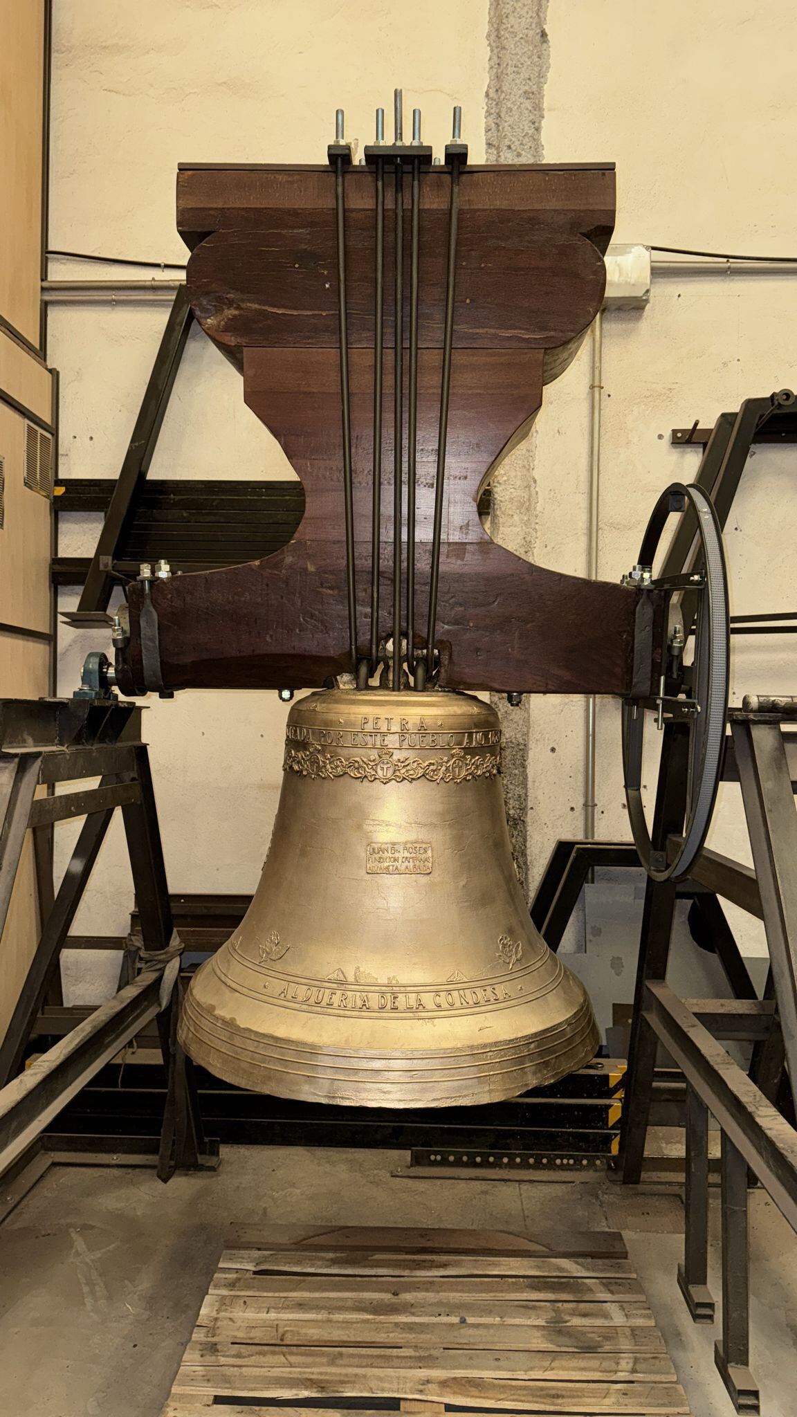 Una de las campanas de L'Alqueria de la Comtessa ya restauradas.