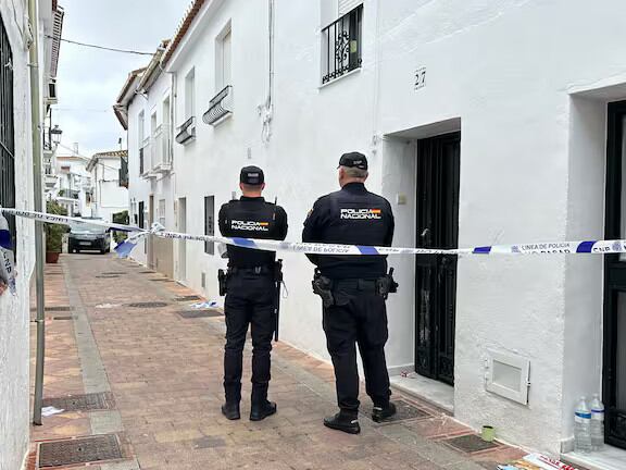 Agentes del grupo de la Científica de la Policía Nacional retiran pruebas y efectos personales del interior de la vivienda en Benalmádena  donde  Lina fue sasesinada por su marido en presencia de sus hijos.