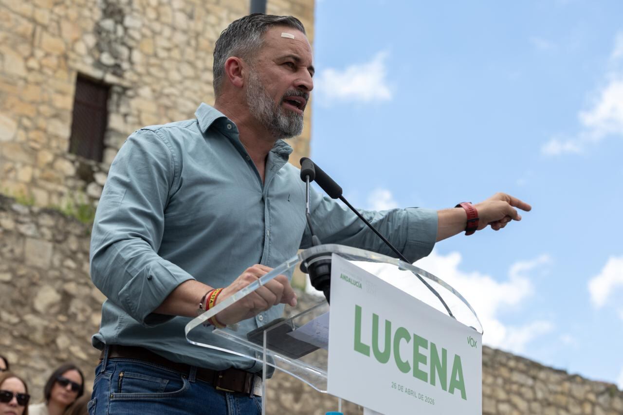 LUCENA (CÓRDOBA), 26/04/2026.- El presidente de Vox, Santiago Abascal, participa este domingo en un acto de precampaña en Lucena (Córdoba). EFE/ VOX SÓLO USO EDITORIAL / SÓLO DISPONIBLE PARA ILUSTRAR LA NOTICIA QUE ACOMPAÑA (CRÉDITO OBLIGATORIO)