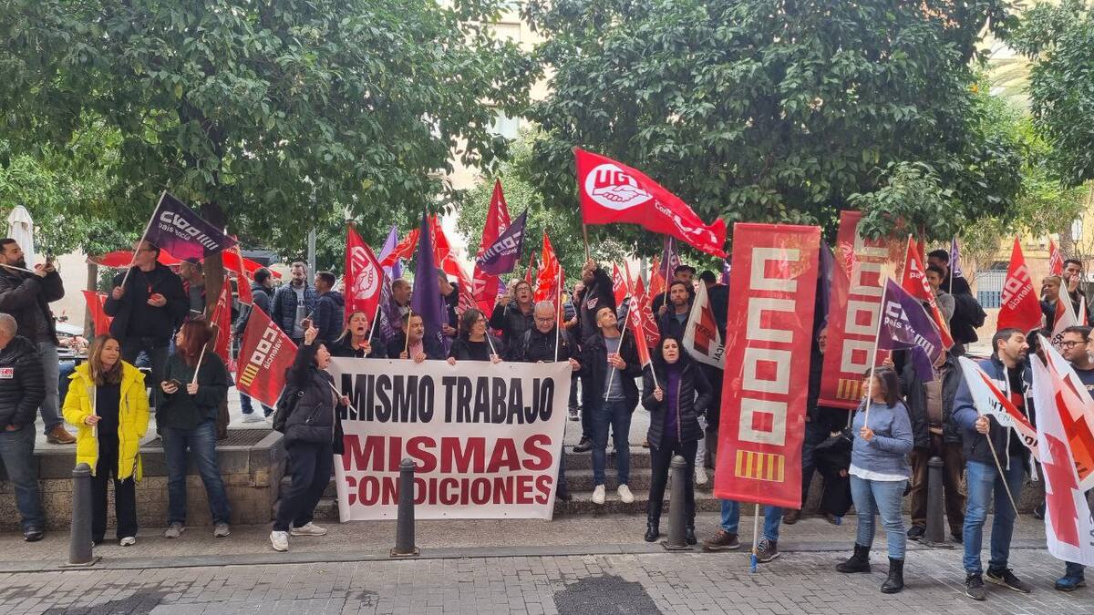 Trabajadores de las ITV valencianas se manifiestan ante el incumplimiento del acuerdo de homogeneización salarial