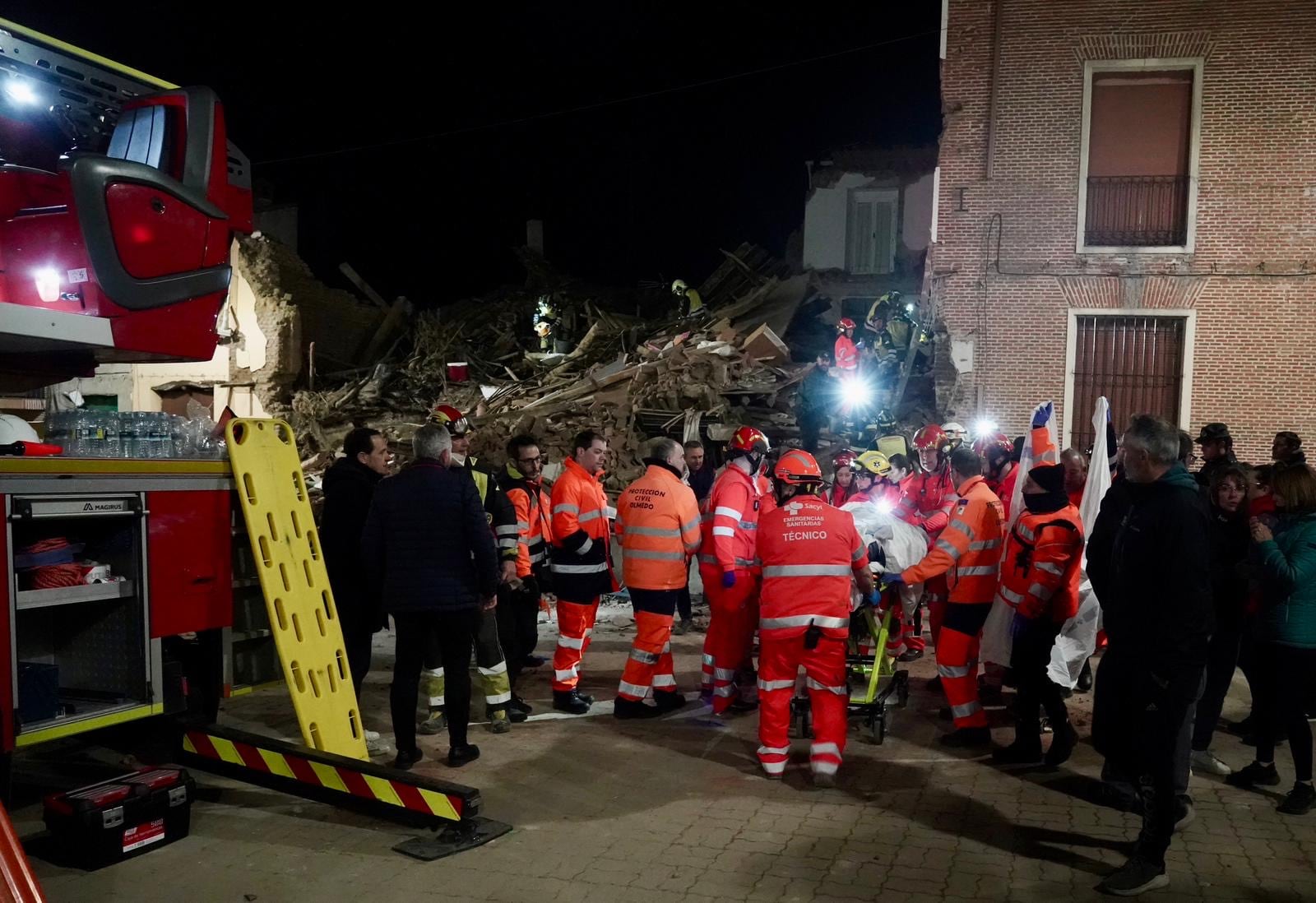 Tres personas atrapadas tras el derrumbe de un edificio de dos plantas en Siete Iglesias de Trabancos (Valladolid)