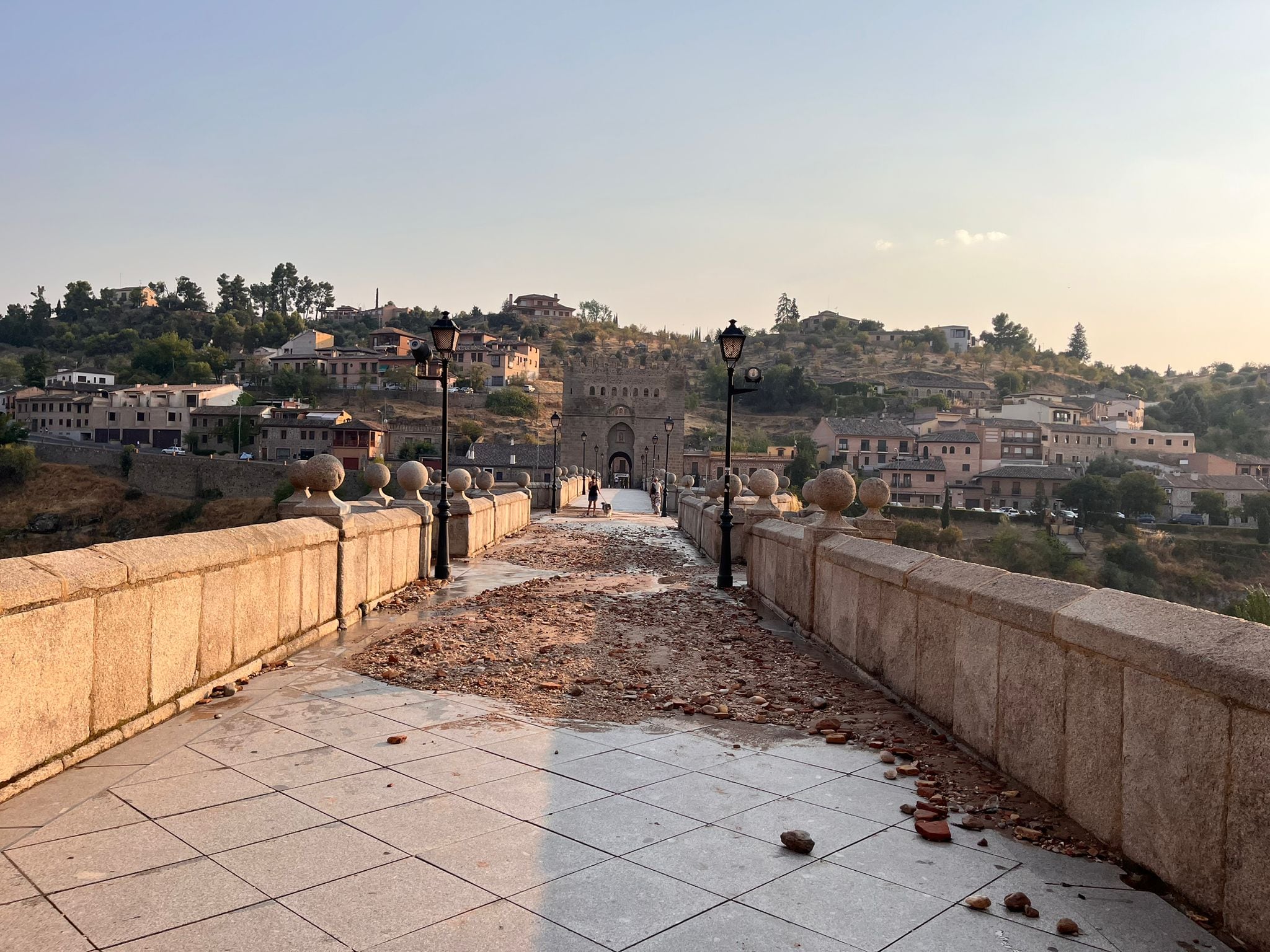 Imagen del interior del Puente de San Martín tras la rotura de la tubería