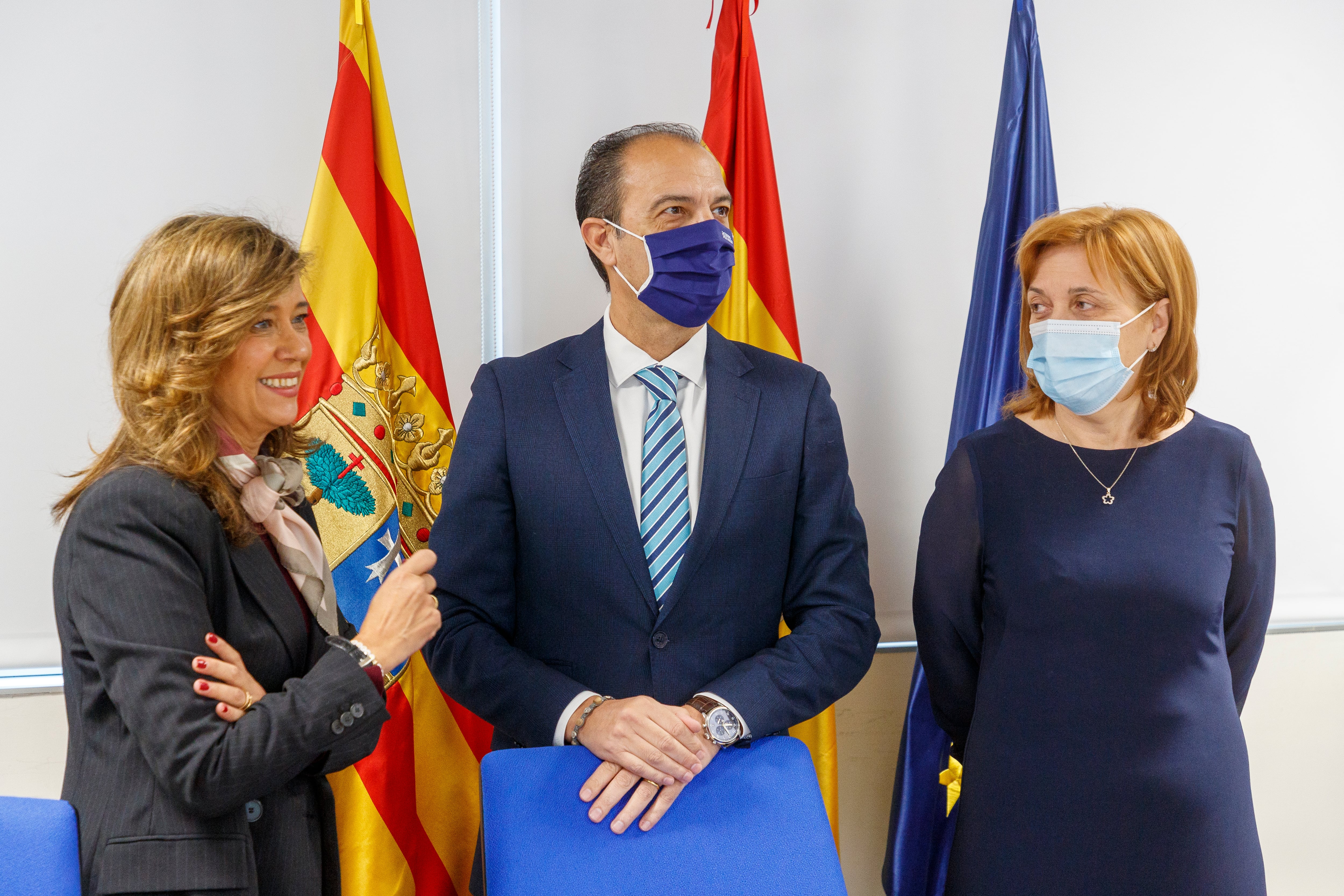 ZARAGOZA, 29/12/2023.- Luis Bancalero (c), consejero de Sanidad del Gobierno de Aragón, acompañado de Nuria Gayan (d), directora general de Salud Pública del Departamento de Sanidad   tras presidir la primera reunión del grupo impulsor de la candidatura de Zaragoza como sede de la Agencia Estatal de Salud Pública EFE/ JAVIER BELVER