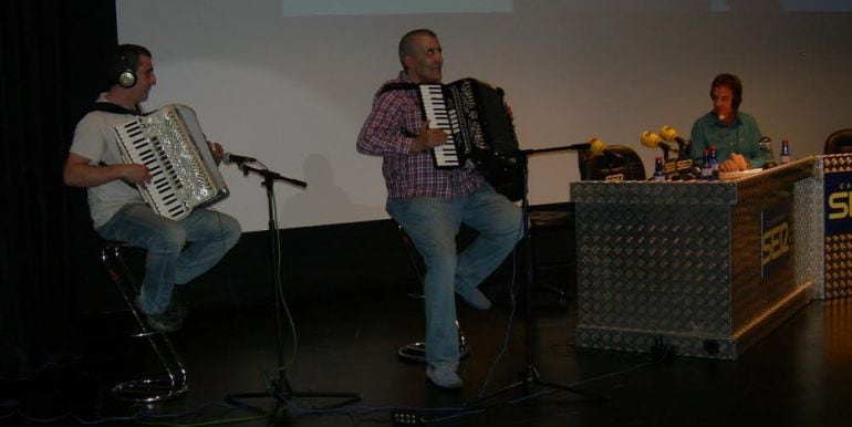 No es la primera vez que Manole muestra sus dotes musicales, ya lo hizo en Eibar y previamente en SER Deportivo donde versionó el himno de la Champions