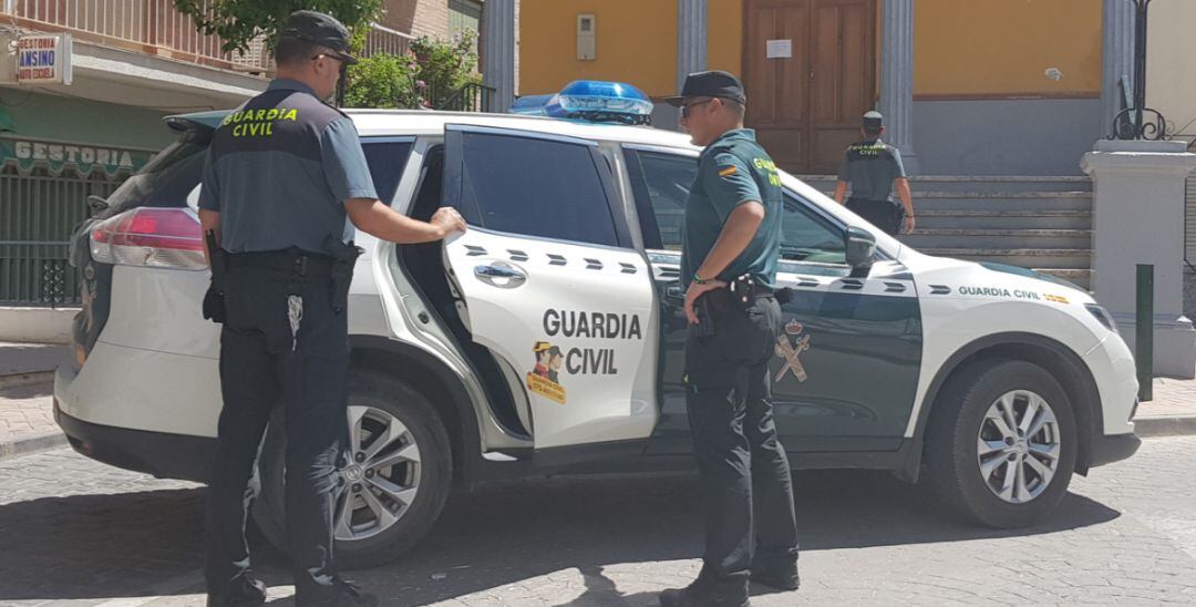 Agentes de la Guardia Civil en Alcaudete.