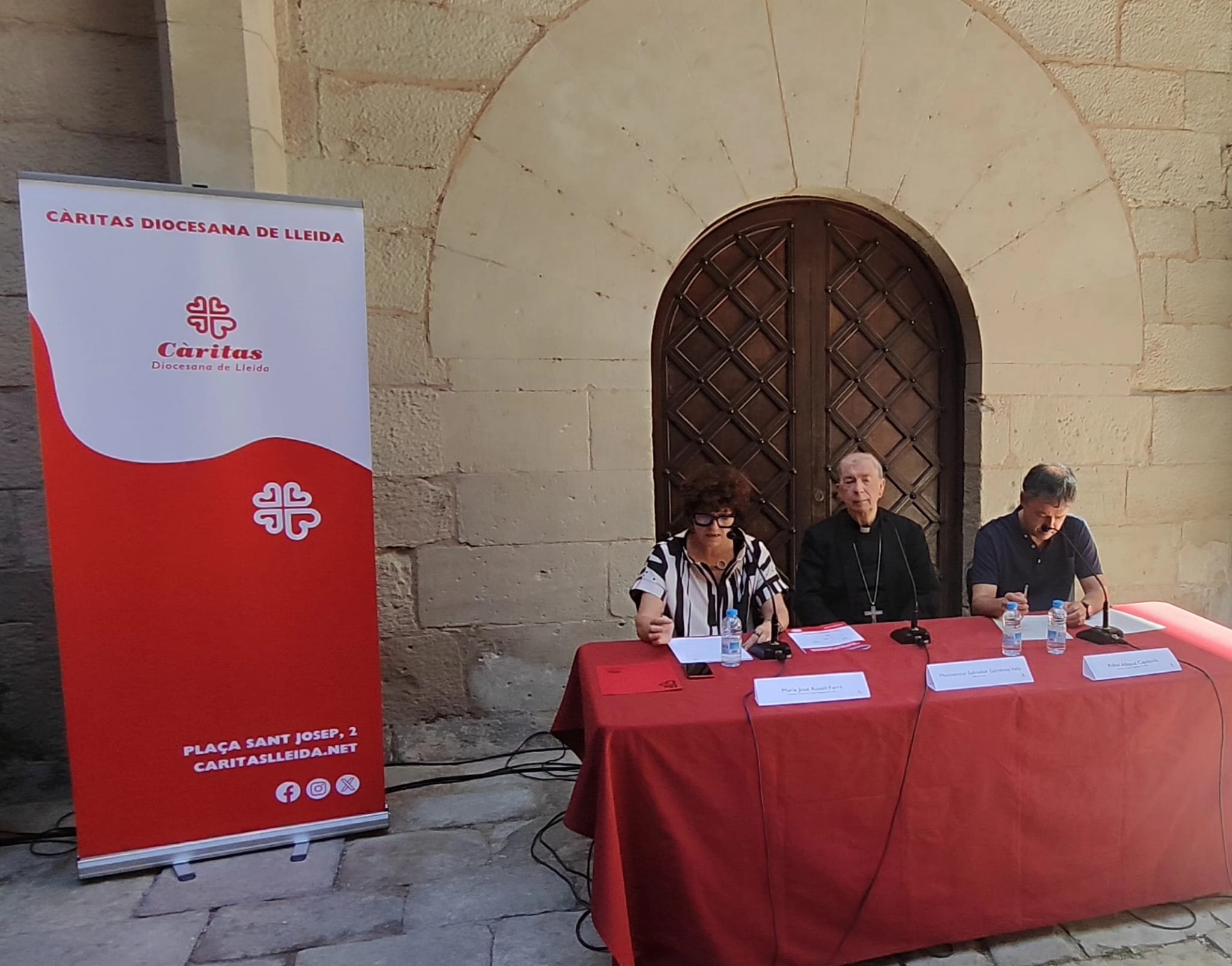 Maria José Rosell, secretària general de Càritas Lleida, el bisbe de Lleida, Salvador Giménez i el director de Càritas Lleida, Rafel Allepuz, durant la presentació de les memòries de Càritas Lleidea, Urgell i Solsona.