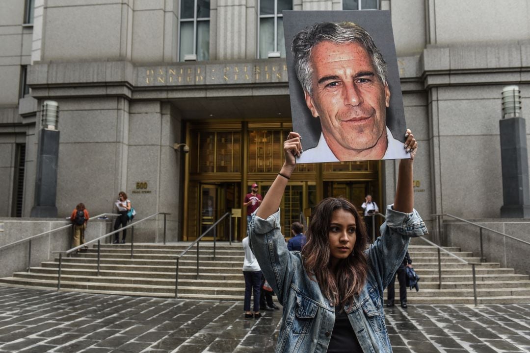 Un grupo de protesta llamado &#039;Hot Mess&#039; mostraba carteles de Jeffrey Epstein frente al tribunal federal el pasado 8 de julio en Nueva York