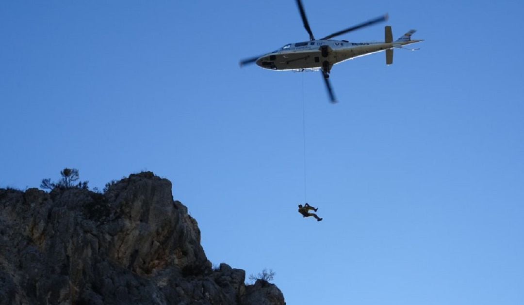 Simulacro de rescate por parte del GERA del Consorcio Provincial de Bomberos de Valencia y uno de los helicópteros de la Generalitat