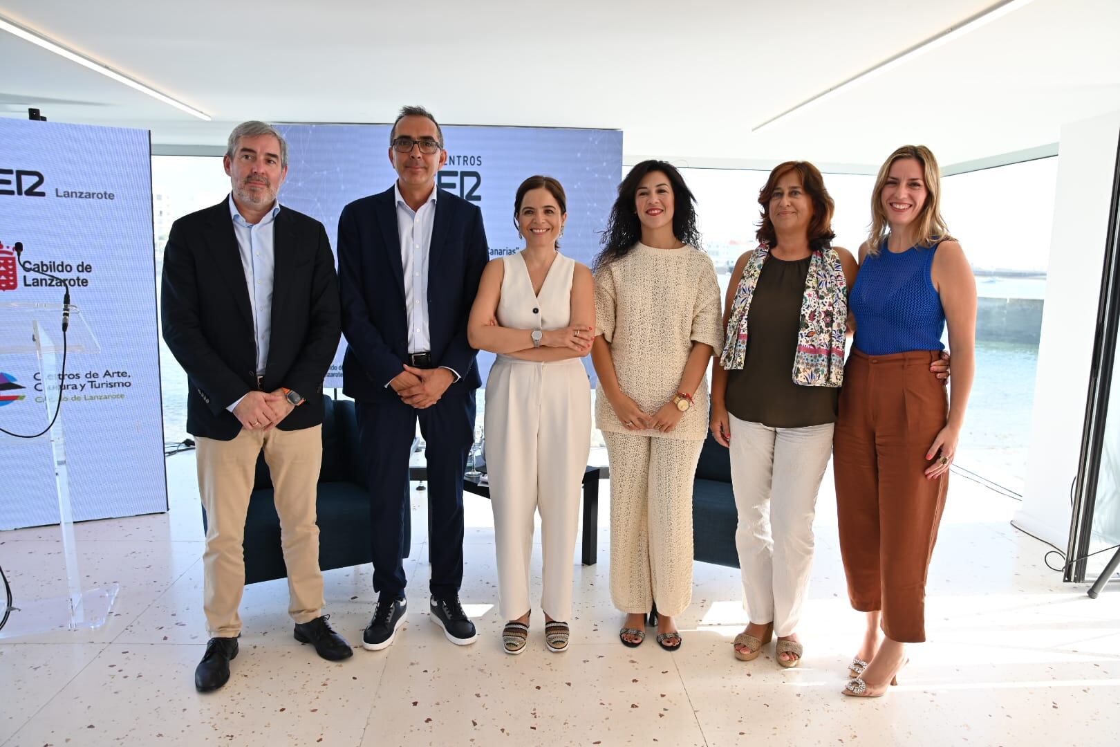 Fernando Clavijo (presidente del Gobierno de Canarias), Faelo Morales (director de SER Lanzarote), Lourdes Santana (director de SER Canarias), Mercedes Hernández (directora de SER La Palma), Marta Cantero (directora de Contenidos de SER Canarias) y María Ramos (directora de SER Las Palmas).