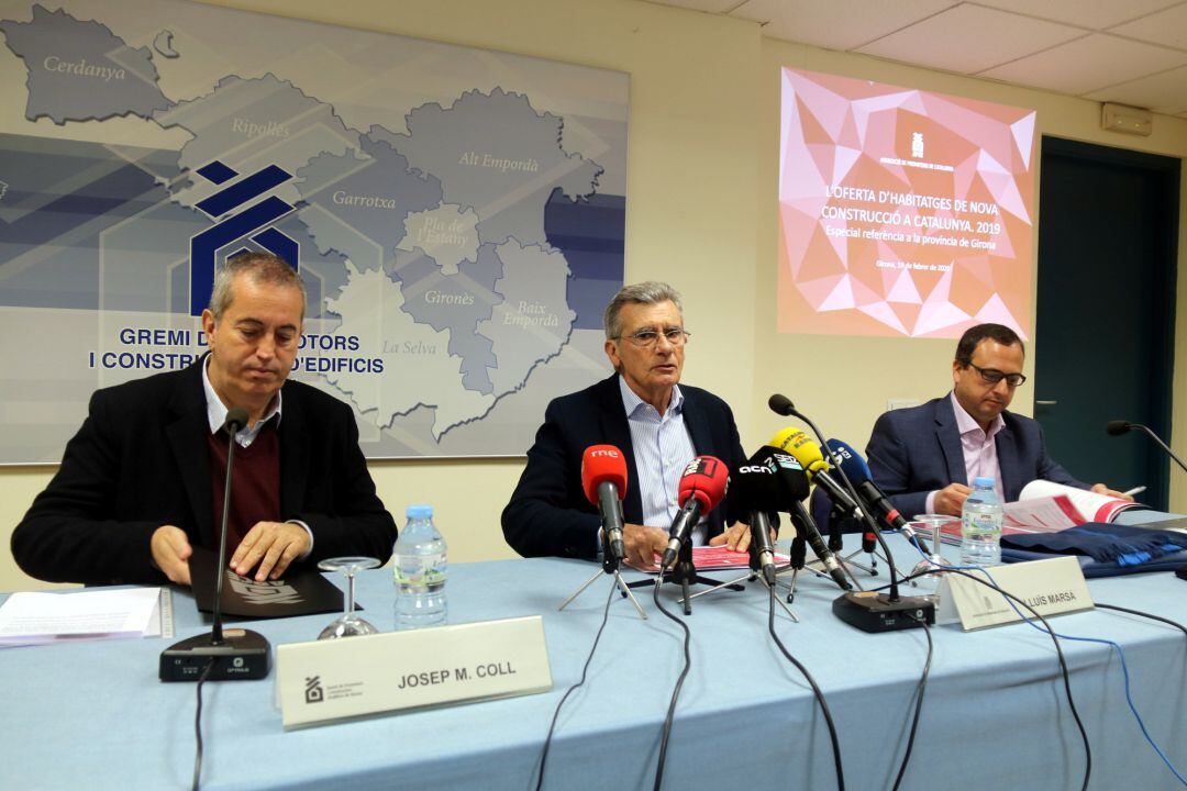 El president dels promotors gironins, Josep Maria Coll; el president de l'Associació de Promotors de Catalunya, Lluís Marsà, i el director general de l'associació, Marc Torrent