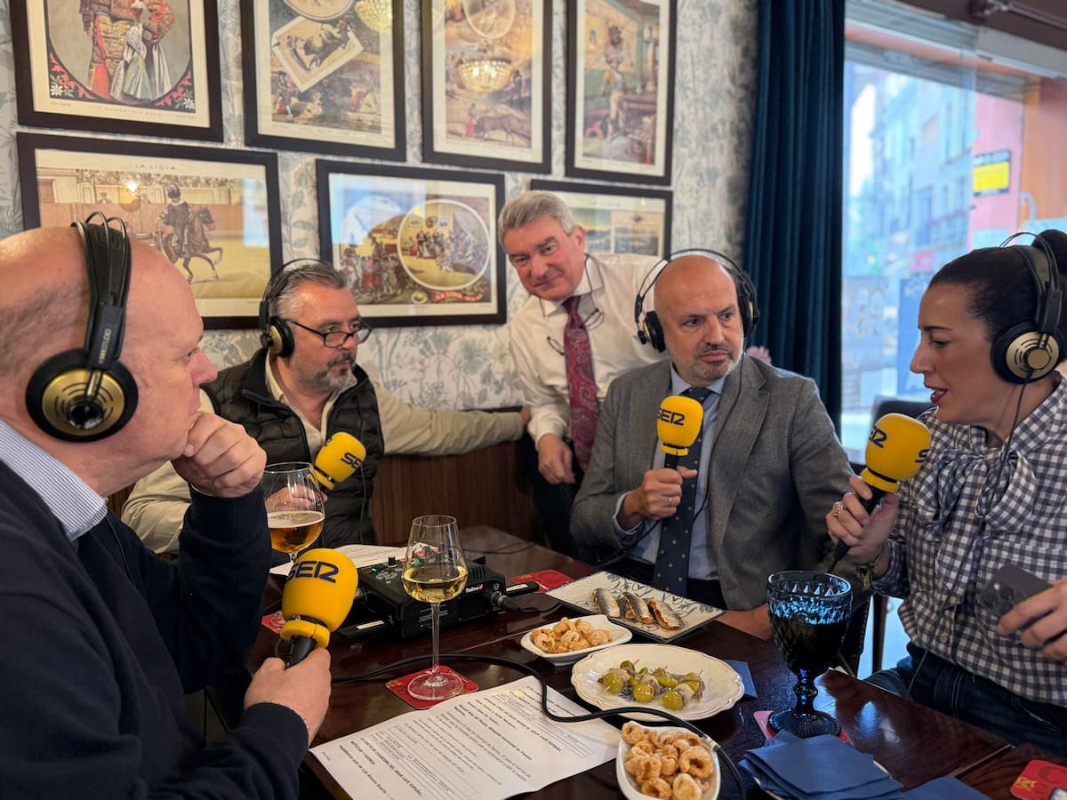 Manuel Alés en Cruz de Guía: "Ahora hay que convencer a los bares para que abran en la Madrugá"