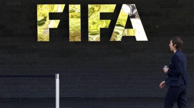 El logo de la FIFA en su sede de Zürich