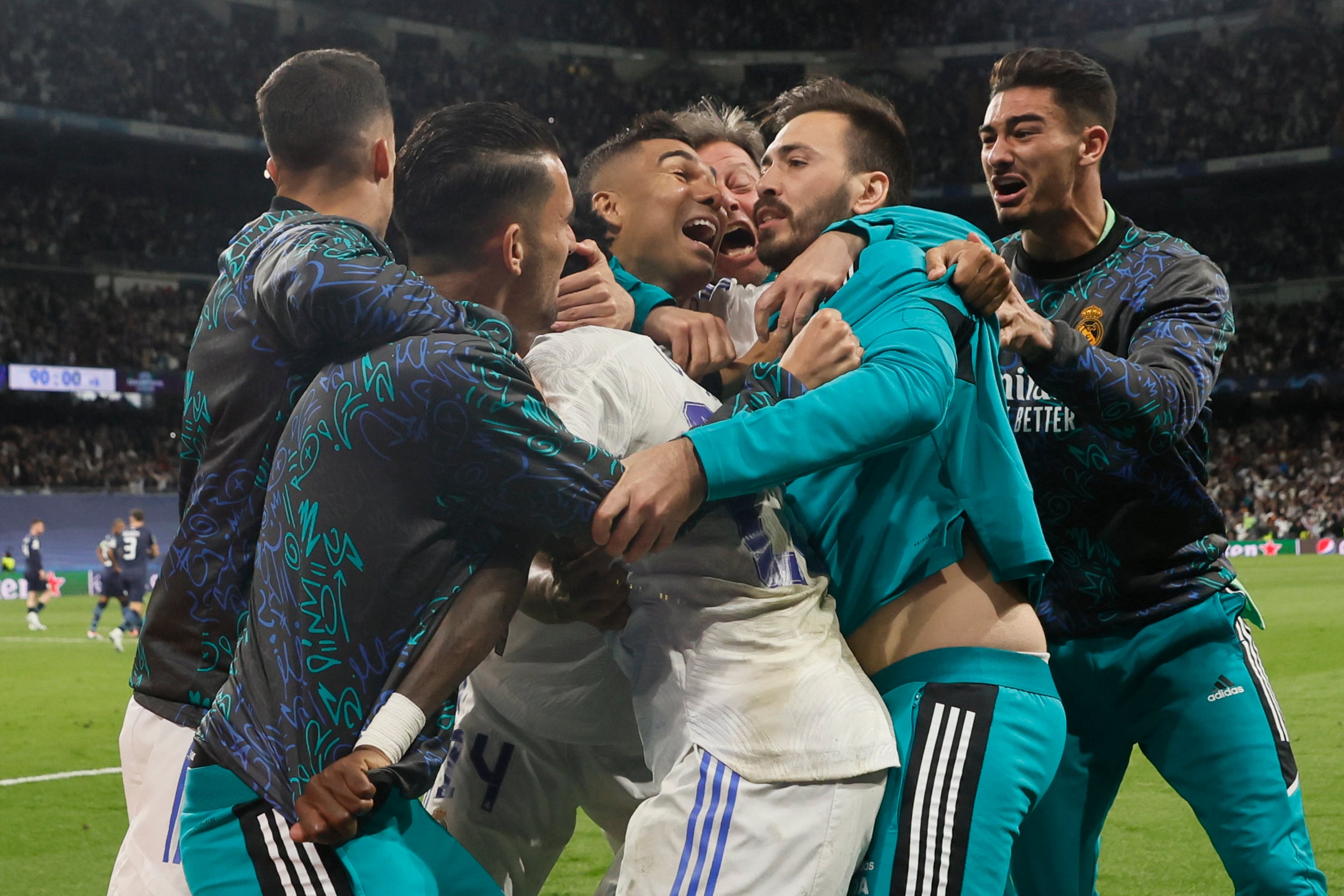 Los jugadores del Real Madrid celebran el segundo gol del equipo madridista durante el encuentro correspondiente a la vuelta de las semifinales de la Liga de Campeones que disputan hoy miércoles frente al Manchester City en el estadio Santiago Bernabéu, en Madrid.