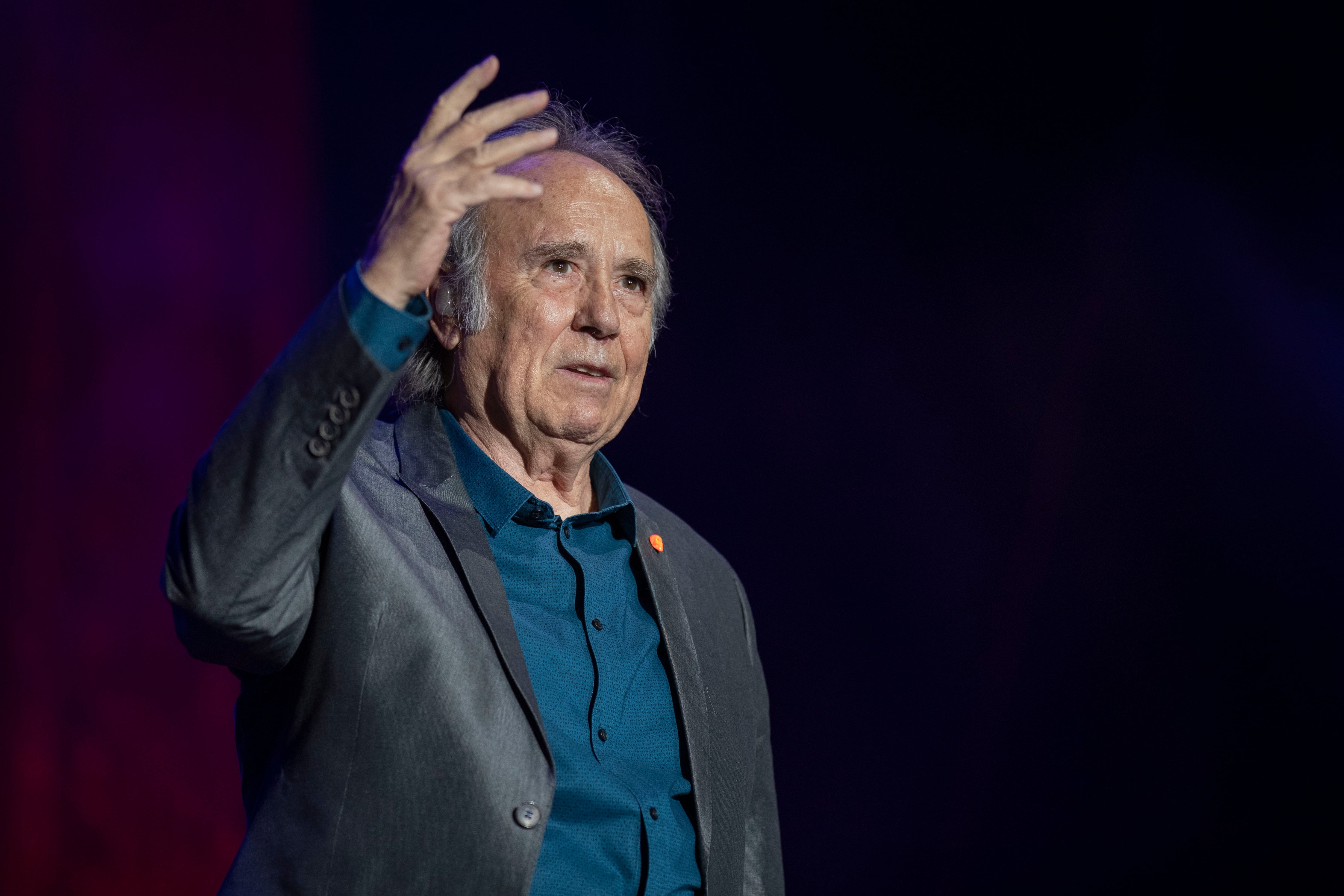 El cantautor Joan Manuel Serrat dice adiós a los escenarios después de casi 60 años de carrera, que lo han encumbrado como uno de los imprescindibles de la música española, con una gran gira de despedida que arranca hoy martes en la plaza de toros de Murcia. EFE/Marcial Guillén